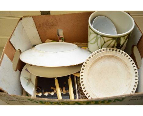 MIXED LOT TO INCLUDE POOLE POTTERY, JARDINIERE, VARIOUS DECORATED PLATES AND OTHER ITEMS