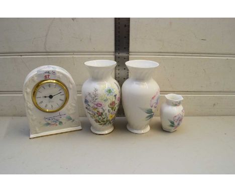 MIXED LOT COMPRISING AN AYNSLEY 'LITTLE SWEETHEART' MANTEL CLOCK TOGETHER WITH TWO VASES IN THE SAME PATTERN AND A FURTHER 'W