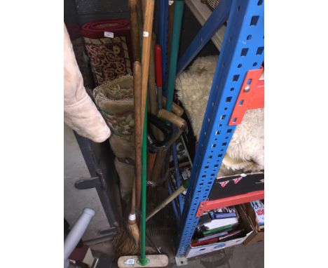 BUNDLE OF GARDEN TOOLS & BUNDLE OF BRUSHES