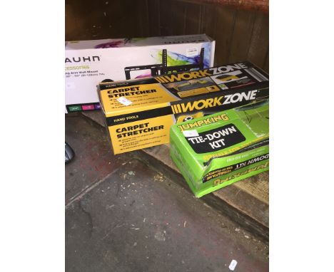 3 BOXED ITEMS; CARPET STRETCHER, TIE DOWN KIT, SWING ARM WALL  MOUNT