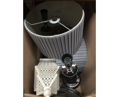 BOX OF TABLE LAMPS, CLOCK, LANTERN