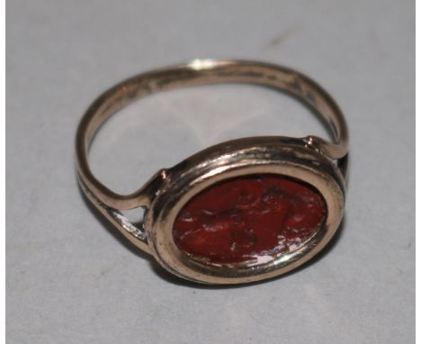 A Georgian gold and carnelian set signet ring, size J.