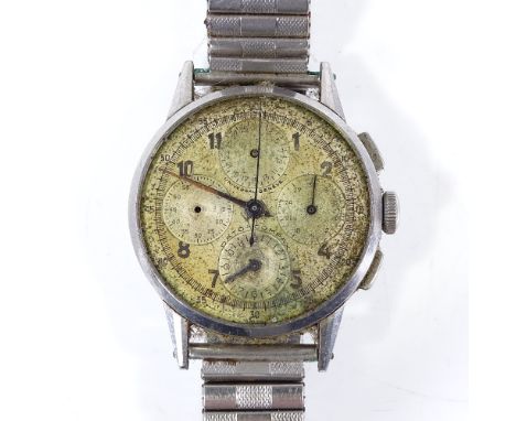UNIVERSAL GENEVE -  a stainless steel-cased mechanical Dato-Compax chronograph wristwatch, champagne dial with Arabic numeral