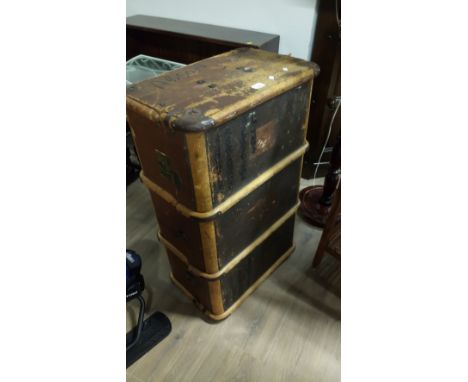 1 WOOD RIBBED TRUNK