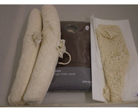 2 VINTAGE LACE LUXURY COAT HANGERS AND SMALL PIECE OF VINTAGE LACE 
