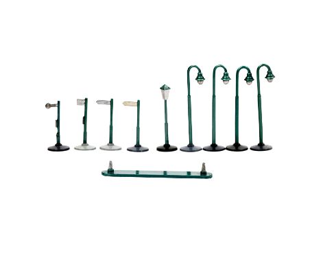   WIKING 10-tlg Konvolut Straßenelemente, grün metallic, 1952-1955,  bestehend aus 4 x Bogenlampen, 1 x Straßenlaternen, 2 x 
