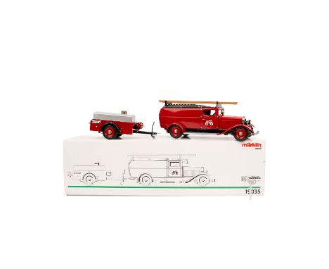   MÄRKLIN Feuerwehr-LKW mit Tankanhänger 19035,  rot lackierter LKW mit Wasserwagen als Anhänger, Frontbeleuchtung, Uhrwerkan