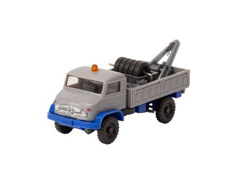   WIKING Unimog Werkstattwagen, 1965,  Kabine und Pritsche silbergrau, Chassis ultramarin, mit Kran, Werkzeug und Reifenladun