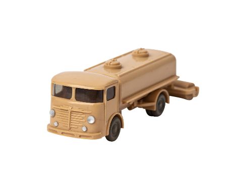   WIKING Büssing 4500 alter Sprengwagen 1959/60,  beigefarbene Kabine, Tank und Walze, Reserverad an Kabinenrückwand, ohne Bo