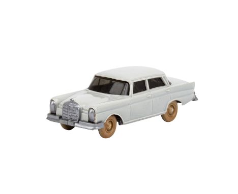   WIKING Mercedes 220 S, Heckflosse, 1961-1967,  Karosserie etwas heller als silbergrau, getönte Verglasung, Bodenprägung "WM