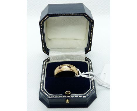 Gents 9ct Gold D Shaped Wedding band with Ruby Gypsy setting, 8.1g total weight. Size T 