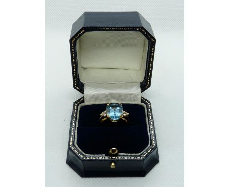 Good Quality Ladies 18ct Yellow Gold Ring with Oval Claw set Blue Topaz 4.9ct flanked by a trio of Diamond shoulders total 0.