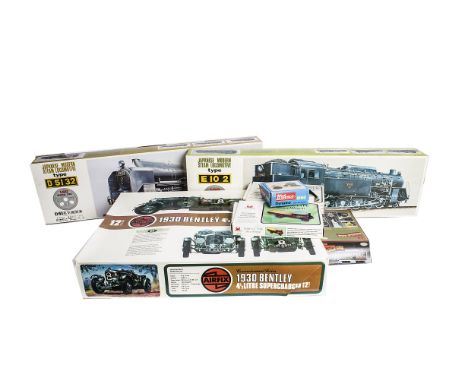 Maritime Model Kits and Trafalgar Board Game, a boxed group including Mantua Models 1975 Endeavour 1:100 scale wood and metal