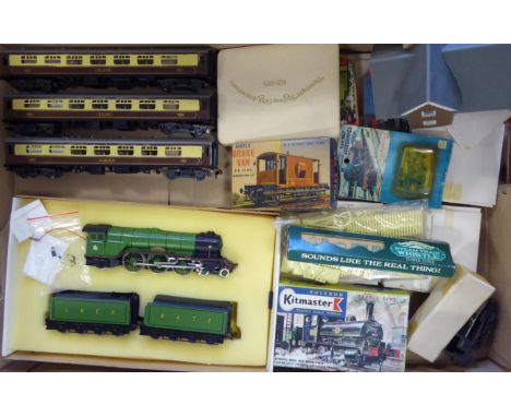 Trix OO Gauge Flying Scotsman with twin tenders LNER 4472 and crest to cabside (E box G) and three Pullman coaches; two N-gau