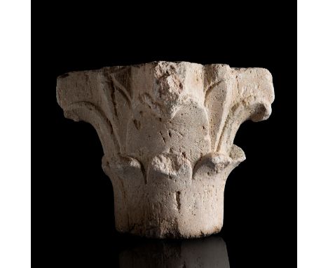 Gothic capital; Spain, 14th century.Carved limestone.Wear and tear due to use and the passage of time.Measurements: 28 x 29 x