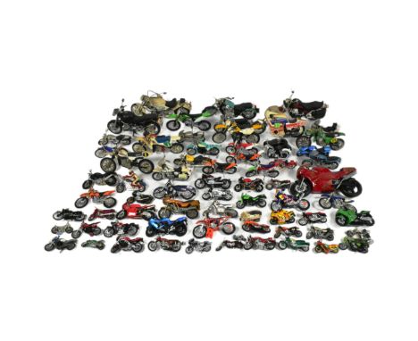 Diecast - a collection of assorted scale diecast and plastic model motorbikes / motorcycles to include; Triumph, Honda, HRD, 