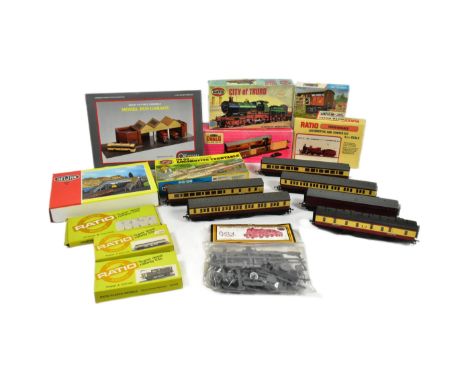 Model Railway - a collection of assorted OO gauge model railway trainset locomotive Palitoy Mainline rolling stock coaches / 
