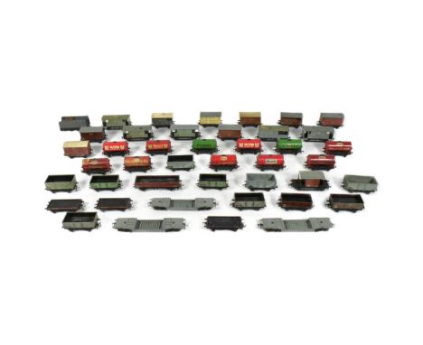 Model Railway - a collection of Hornby Dublo OO gauge model railway trainset rolling stock and vans and wagons. To include: 3