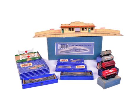 Model Railway - a collection of Hornby Dublo OO gauge model railway trainset accessories and rolling stock, to include: D1 'T