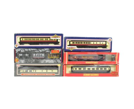 Model Railway - a collection of x6 assorted OO gauge model railway trainset locomotive rolling stock coaches and carriages co