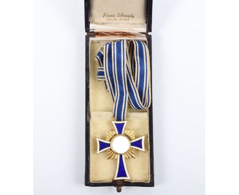 Third Reich Mothers Cross Medal in Gold with Original Case of Issue, fine standard example of a gold grade mothers cross awar