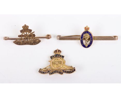 3x 9ct Gold Sweetheart Brooches, being a gold and enamel pin back brooch for the Royal Artillery, gold Royal Artillery on bro