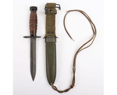 WW2 American M4 Knife Bayonet in M8A1 Scabbard, fine example of the knife bayonet issued to American troops in WW2. Stamped u