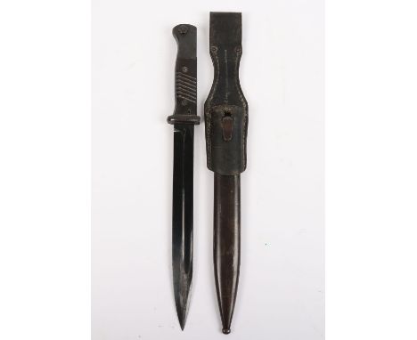 WW2 German K98 Combat Bayonet, with two piece bakelite grips, steel pommel with acceptance stamp to the reverse of the pommel