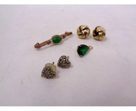 A vintage brooch, pair of earrings etc 