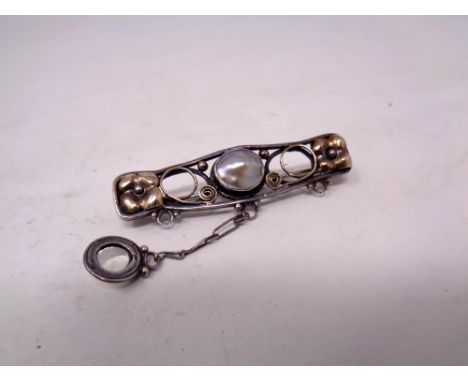 A vintage silver brooch 