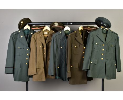 FIVE ITEMS OF US ARMY UNIFORM ITEMS, five jackets (three with trousers) and five peak caps, four with metal badge attached, a