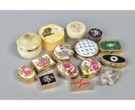 A SELECTION OF FOURTEEN TRINKET BOXES, to include a circular fine porcelain del Prado trinket hand finished with blue flower 