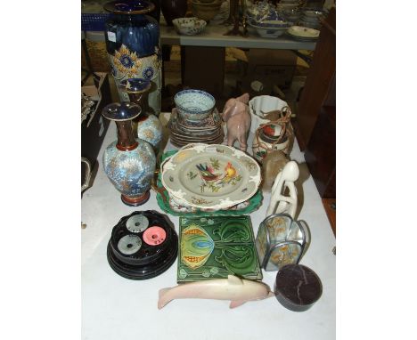 A Rockingham plate&nbsp;with painted exotic birds decoration, 23 cm diameter (hairline crack); a Royal Doulton stoneware vase