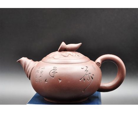 A Chinese Yixing terracotta teapot, H. 10cm, L. 19cm.