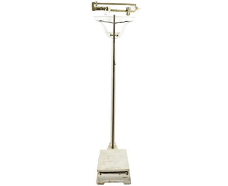 Vintage doctors standing weigh scale, by Banks. Seems that scale is still in working order. No guarantee on function after de