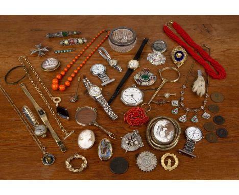 Collection of miscellaneous jewellery including: yellow metal mounted cameo brooches, heart brooch set with pearls, Scottish 