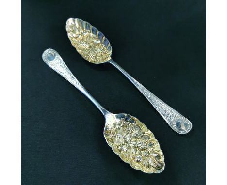 PAIR OF SILVER BERRY SPOONS - SHEFFIELD 1900/01 BY WALKER AND HALL APPROX 136 GRAMS