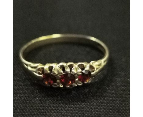 9CT GOLD AND GARNET 3 STONE RING