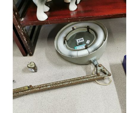 MAGNIFYING BENCH LIGHT
