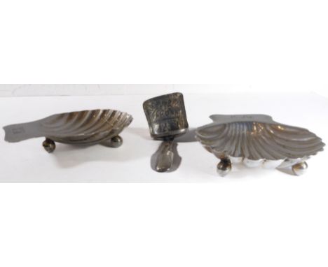 A pair of silver pin dishes in the form of shells and marked '925', together with a silver caddy spoon with Birmingham 1795&n