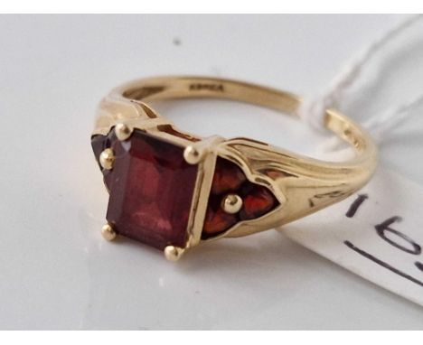 A seven stone garnet ring, 14ct, size R