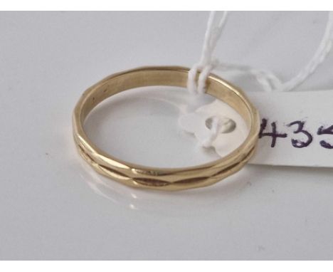 A fancy band ring 9ct size V 2.2 gms