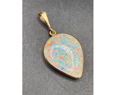 A LARGE PRETTY HARLEQUIN TEAR DROP SHAPED OPAL 9CT GOLD PENDANT.