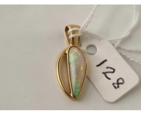 A OPAL SET PENDANT 18CT GOLD