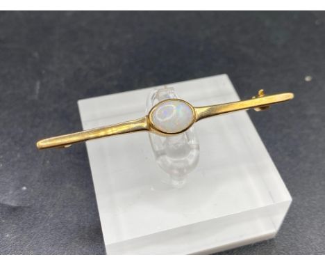 A opal bar brooch 9ct 2.4 gms
