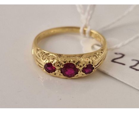 A THREE STONE RUBY RING 8CT GOLD SIZE K