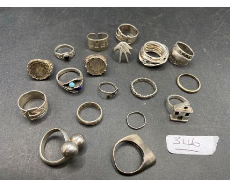 Eighteen assorted vintage silver rings