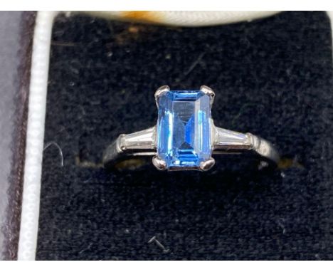 A FINE AQUAMARINE AND DIAMOND DRESS RING 18CT GOLD AND PLATINUM SIZE M BOXED 3,4 GMS