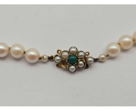 A jade and pearl necklace 9ct 14 inch