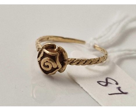 A rose motif ring 9ct size K 1.3 gms